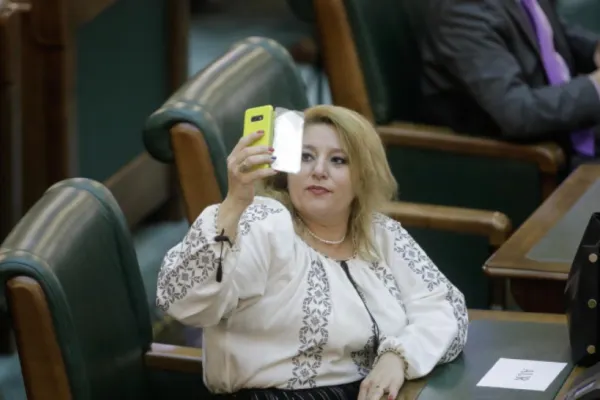 Senatoarea Diana Șoșoacă a fost amendată după protestele din Piața Victoriei