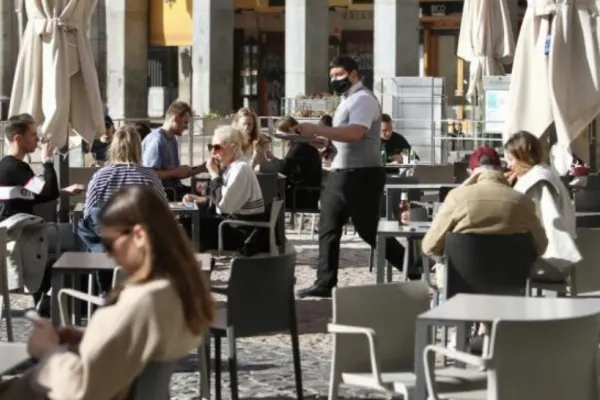 De azi se redeschid restaurantele la interior, teatrele si cinematografele din București