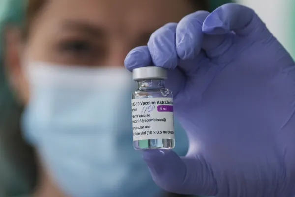 Grupul AstraZeneca a încheiat ANALIZA controversatelor loturi de vaccin: NU s-a descoperit nicio dovadă a unui risc crescut de formare de cheaguri sanguine