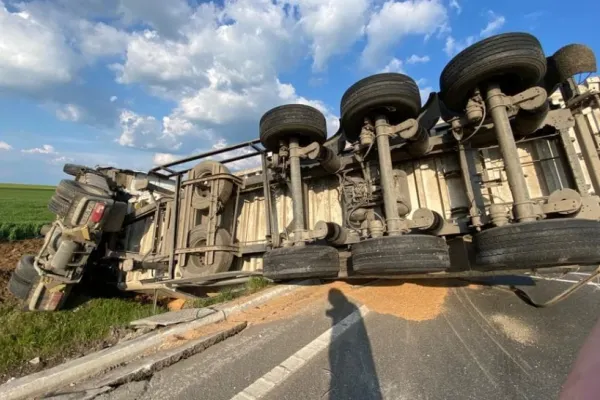 Accident cu 3 răniți pe centura Alexandriei! UN TIR cu cereale s-a răsturnat