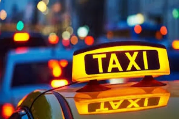Fals taximetrist, descoperit în trafic de polițiștii sibieni. Bărbatul avea o sabie şi un cuțit în mașină