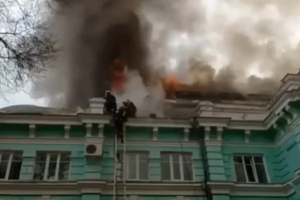 VIDEO Au realizat o operație pe cord deschis, deși întreg spitalul era în flăcări. Povestea INCREDIBILĂ a unei echipe medicale din Rusia