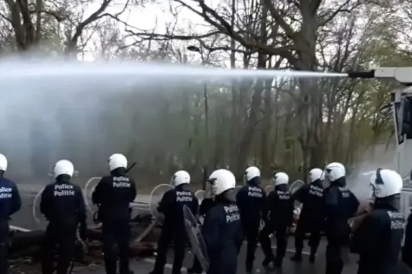 Cel puțin 26 de polițiști au fost răniți în urma ciocnirilor violente de la Bruxelles, de joi seara