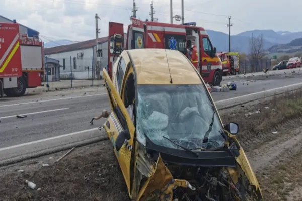 FOTO Grav accident rutier în județul Sibiu, soldat cu trei morți! O femeie însărcinată, transportată de urgență la spital