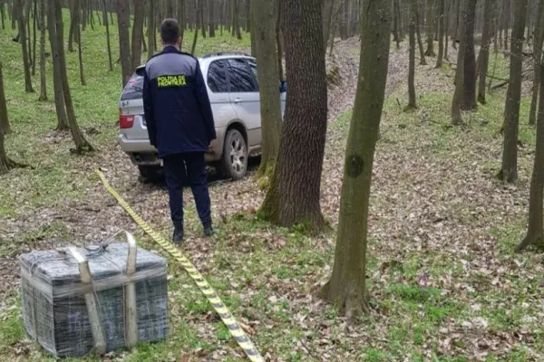 Focuri de armă la granița cu Ucraina pentru prinderea unor contrabandiști de țigări. Vinovații au abandonat marfa și au fugit