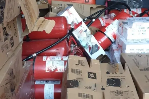 AMPLĂ acțiune a polițiștilor în 28 de județe ale țării, la firme bănuite că ar fi înlocuit FICTIV etichetele hidranților. Cu ce instituții IMPORTANTE aveau contracte