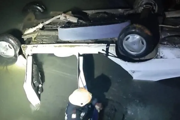 Accident grav, în Arad: doi morți, după ce s-au răsturnat cu mașina într-un canal cu apă