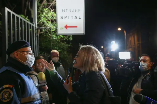 Proteste cu VIOLENȚĂ la Spitalul Foișor: Oamenii s-au îmbrâncit cu jandarmii și au format un cordon uman pentru opri evacuarea