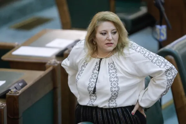 Cum ar fi sancționată senatoarea Diana Șoșoacă dacă ar veni fără mască la Ministerul Sănătății - Ce îi transmite Andreea Moldovan