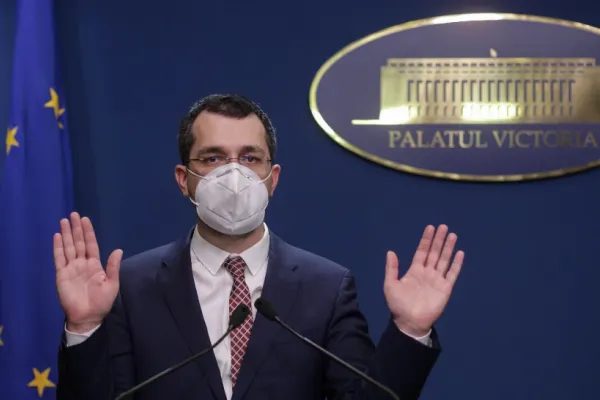 Vlad Voiculescu, ministrul-problemă din coaliția de guvernare: SCANDAL după scandal, GAFE în lanț în patru luni. DEMISIA, cerută insistent pe mai multe voci
