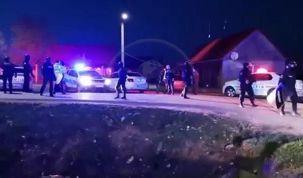 Acțiune de amploare la Râmnicu Vâlcea. Polițiști, pompieri și mascați s-au mobilizat după ce o femeie a anunțat că e sechestrată