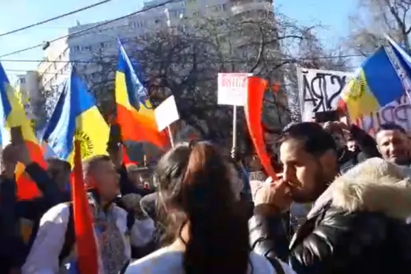 Proteste ample în toată țara - Profesorilor le-a ajuns cuțitul la os, nu mai pot trăi din salariile mizere, ies cu sutele în stradă