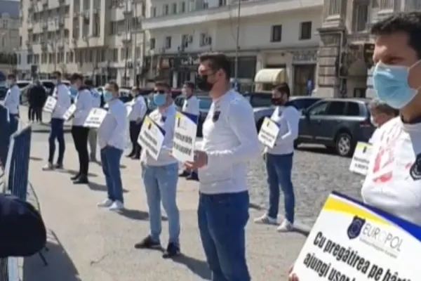 Protest cu tricouri "pătate de sânge", în fața sediului MAI. Ce MESAJ au vrut să transmită polițiștii superiorilor