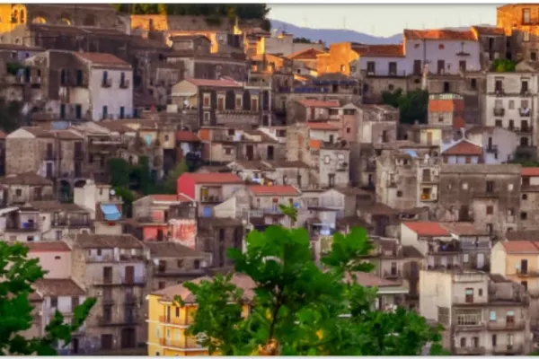Aproape 900 de case abandonate la preţuri pornind de la 1 euro, într-un paradis natural din Italia