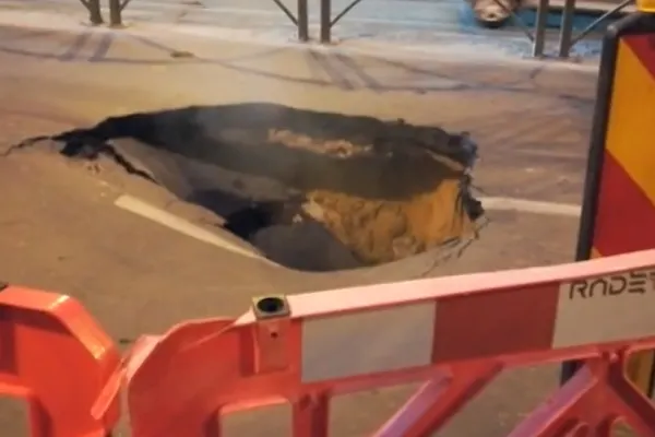 Asfalt SURPAT pe una dintre cele mai circulate artere din Capitală. Mașina RADET venită în ajutor, la un pas de accident