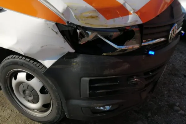 Ambulanță aflată în misiune, implicată într-un accident rutier, în Slatina