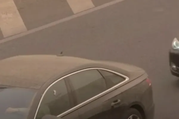VIDEO | Oraș din China, "înghițit" de o puternică furtună de nisip: Nivel crescut de poluare și val de accidente rutiere