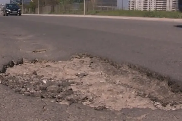 Străzile din Capitală arată ca după bombardament: Accidente GRAVE din cauza gropilor din asfalt