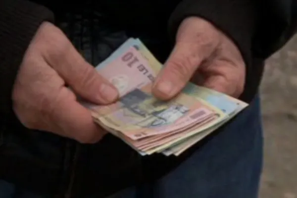 Zeci de oameni dintr-o comună din Iași revendică banii găsiți pe stradă de un localnic. DETALIUL care a pus polițiștii pe jar