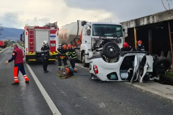 Accident grav în Hunedoara: Două persoane au murit după ce au intrat cu mașina sub un TIR