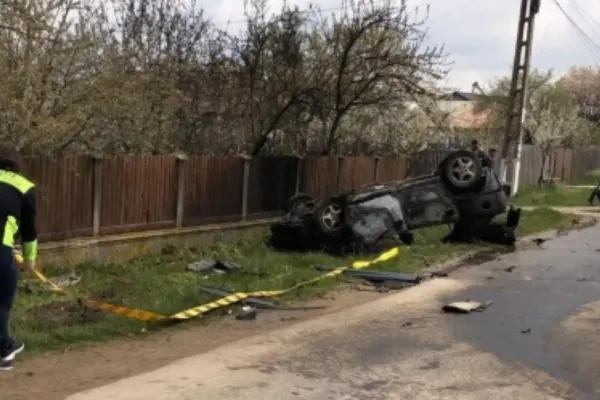 Accident CUMPLIT în județul Argeș! Un băiat de 16 ani, în stare critică: mașina în care se afla a luat foc