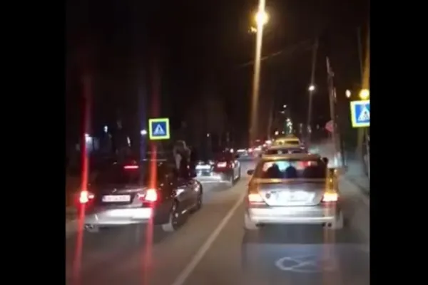 Miting auto în Bistrița oprit de polițiști. Peste 120 de mașini și 200 de persoane, cotrolate de oamenii legii
