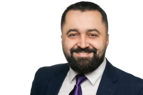 Parlamentarii AUR sunt printre cei mai săraci aleși. Un deputat din partidul lui Simion a trăit doar din jocuri de noroc
