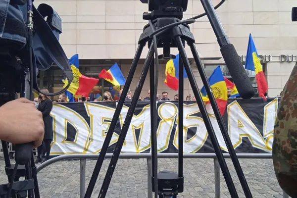 Liderii și susținătorii AUR s-au adunat în fața Ministerului Sănătății și cer demisia lui Vlad Voiculescu