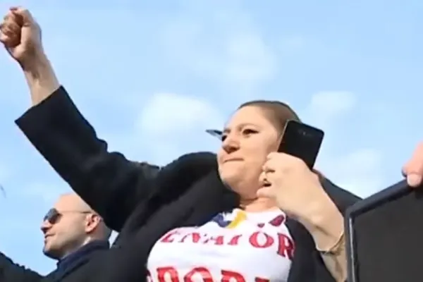 Diana Șoșoacă instigă la proteste după evacuarea cu scandal: „Dacă poporul nu iese acum să se ducă la Foișor, suntem un popor de proști”