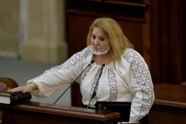 Senatoarea Șoșoacă, reacție la incendiul de la Constanța: „Statul sunt ei, nu noi. Dacă au eșuat, să plece! Iohannis ar trebui să-și dea demisia, împreună cu totul Guvernul Cîțu”