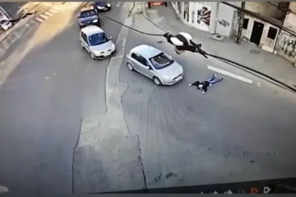 O femeie din București a încercat să-și însceneze propriul accident. Camerele de supraveghere de pe stradă au dat-o de gol!