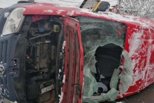 Accident spectaculos în Reghin! O mașină răsturnată și alte două avariate în intersecție - FOTO