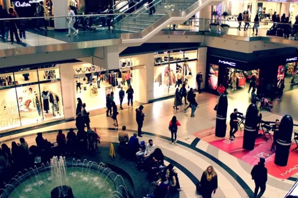 NEGOCIERI în Capitală pe ora închiderii magazinelor din cauza aglomerației. Regim separat pentru restaurante și malluri