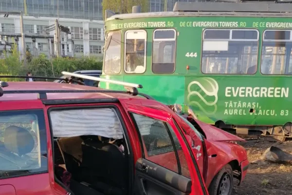 FOTO Accident grav la Iași, un tramvai a lovit violent un autoturism și a deraiat. O victimă încarcerată