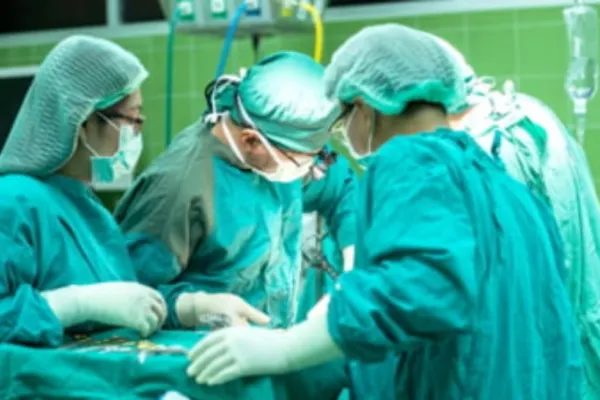 Un adolescent de 14 ani şi-a recăpătat vederea după a fost supus unei operații cu succes la Iași. Medicii i-au îndepărtat o tumoră oculară de 8 cm