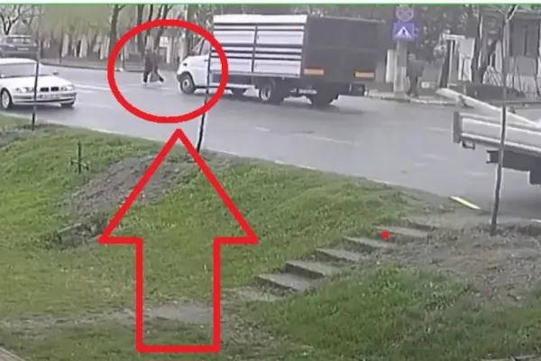 VIDEO șocant - O bătrână a fost spulberată pe trecerea de pietoni - Imaginile vă pot afecta emoțional