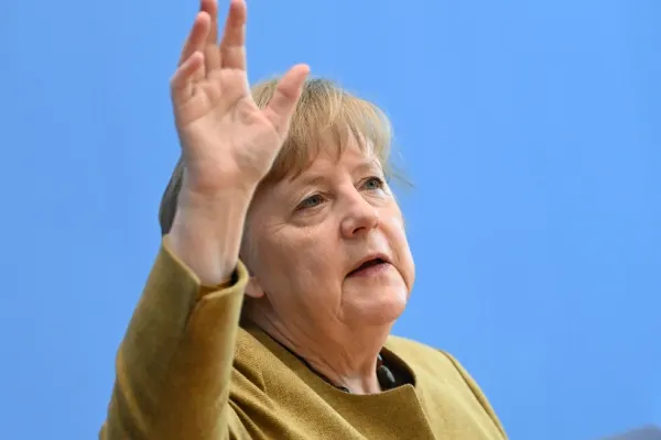 Ape tot mai tulburi în Germania: Merkel intenționează să preia controlul combaterii pandemiei de COVID-19 de la landurile federale
