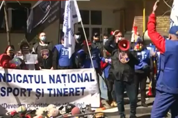 VIDEO Proteste ca pe stadion, cu goarne și fumigene, în fața Ministerului Sporturilor
