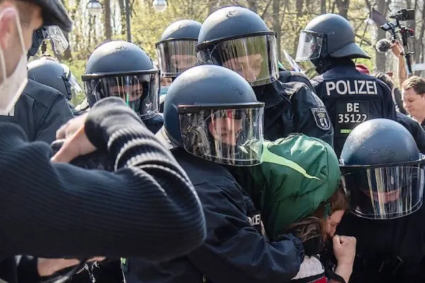 PROTESTE violente la Berlin împotriva noilor RESTRICȚII votate în Bundestag - Intervenție în forță a poliției cu gaze lacrimogene - VIDEO
