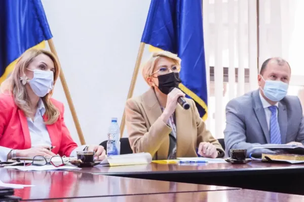 Raluca Turcan a anunțat încheierea primelor două etape de evaluare a dosarelor de pensii - 202.000 de dosare finalizate