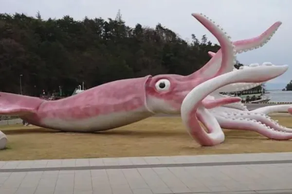 O statuie uriașă cu un calamar roz, motiv de dispute în Japonia. Banii proveneau din ajutoarele guvernamentale pentru măsurile anti-COVID