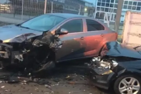 Fiul lui Sever Mureșan scapă de acuzația de distrugere, după ce a lovit 12 mașini, în luna aprilie. Păgubiții trebuie să suporte singuri costurile reparațiilor