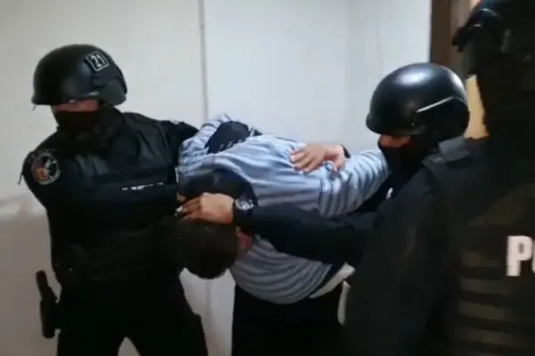 Polițiștii și jandarmii au intrat cu forța în locuință bărbatului din Botoșani care și-a sechestrat soția. Acesta a fost dus la spital