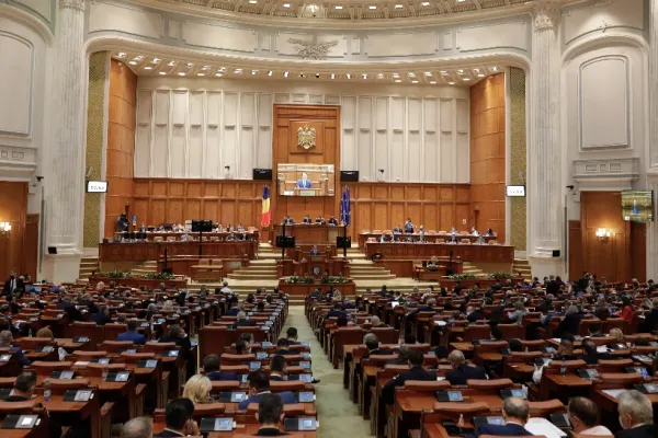 Aproape 70 de foști parlamentari cer astăzi să primească din nou pensiile speciale - Sute de deputați și senatori s-au adresat instanței