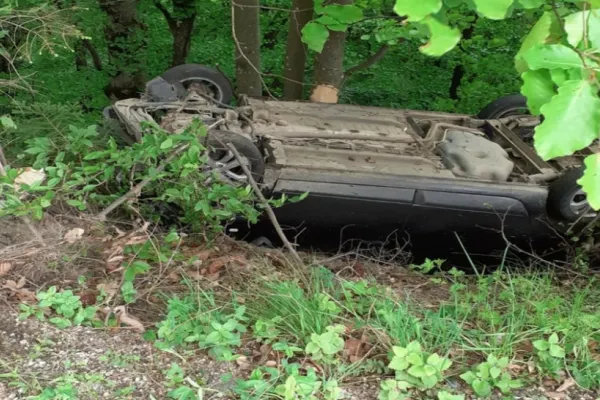 Accident cu 4 victime în zona de munte a Clujului! Au căzut cu maşina într-o vale