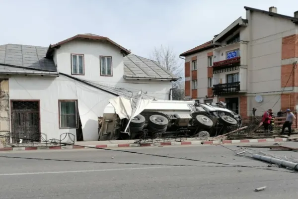 Accident grav, într-o localitate din Suceava: o basculantă cu pietriș a intrat în zidul unei case - o victimă