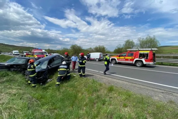 FOTO Accident grav în judeţul Cluj! Trei persoane rănite după impactul dintre două maşini