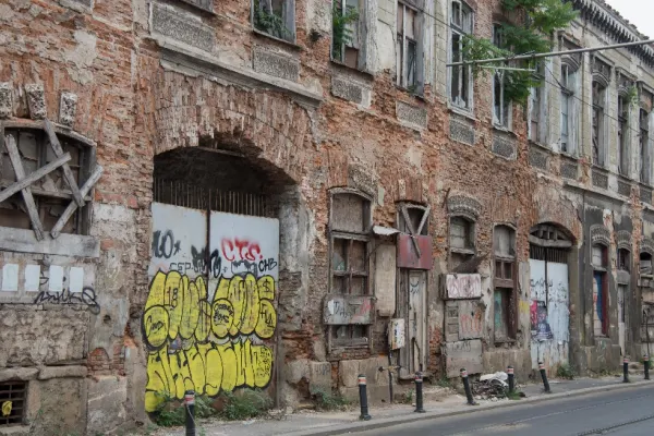 Clădirile vechi, CAPCANE pe stradă. Reacția autorităților la reclamații - Experiment Realitatea PLUS