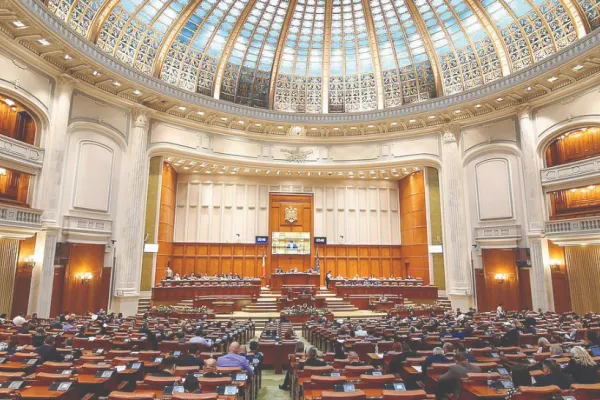 Amenințare în stil mafiot la adresa unui senator AUR - S-a trezit cu un șarpe legat de ușa cabinetului