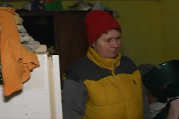 Realitatea de lângă tine - Costadina Matei nu are ce pune pe masă. Fără apă, televizor sau internet, una dintre fiicele sale visează să cânte la pian